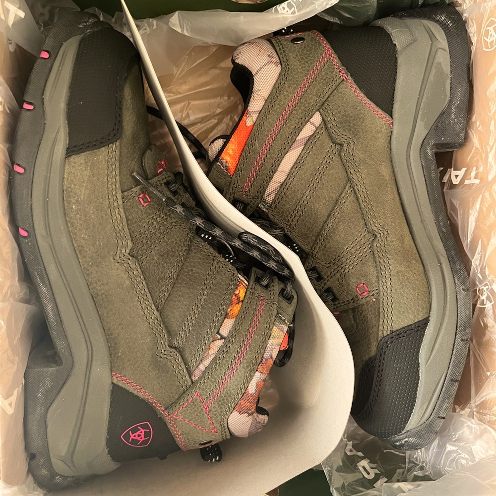Women's 6B Ariat Terrain Pro riding/hiking outdoor work boots.